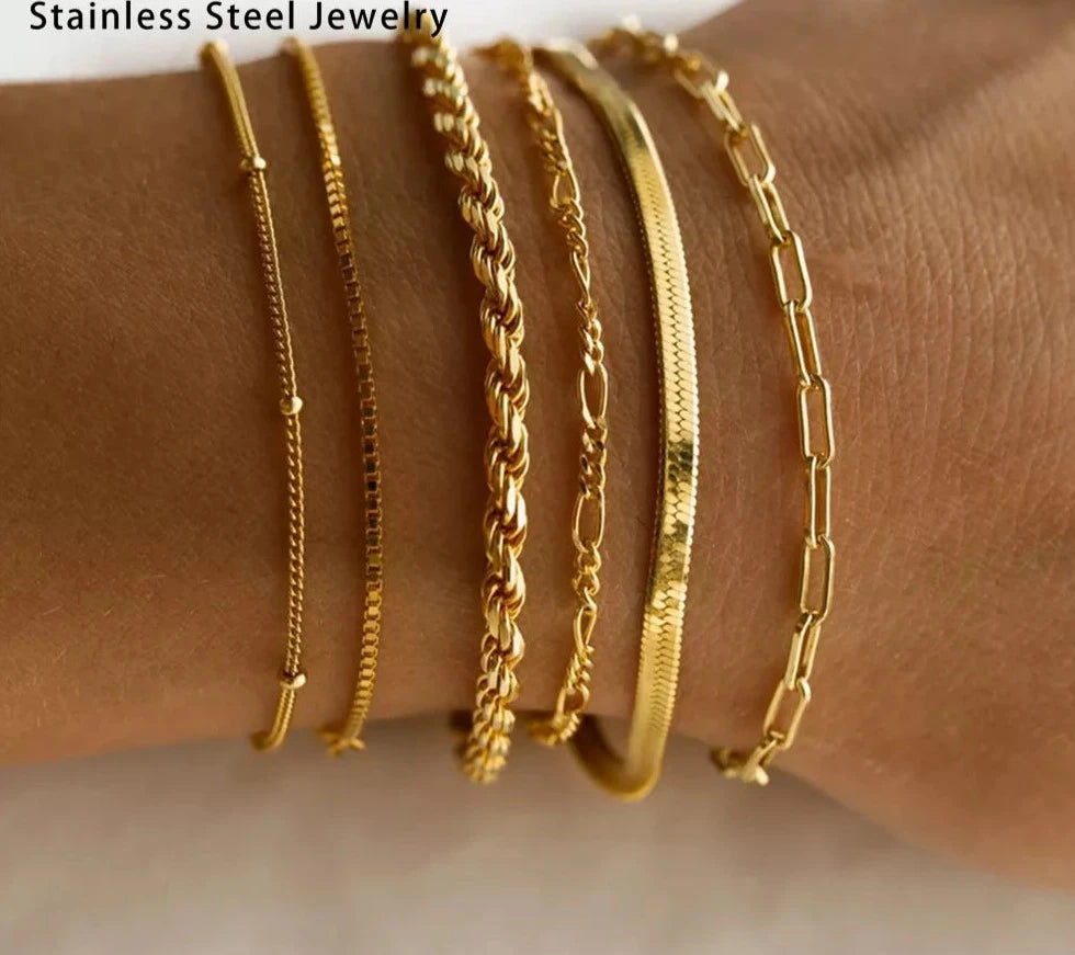  Discover timeless snake chain bracelets designed for women, featuring a trendy gold-plated stainless steel Cuban chain bracelet. Perfect for gifting to stylish women who appreciate quality jewelry.