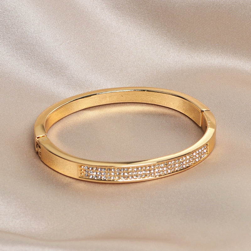 Exquisite classic-style rose gold plating and zinc alloy accents make this crystal cuff bangle a timeless wardrobe essential for women. Its fashionable design promises to remain a beloved favorite for years to come!