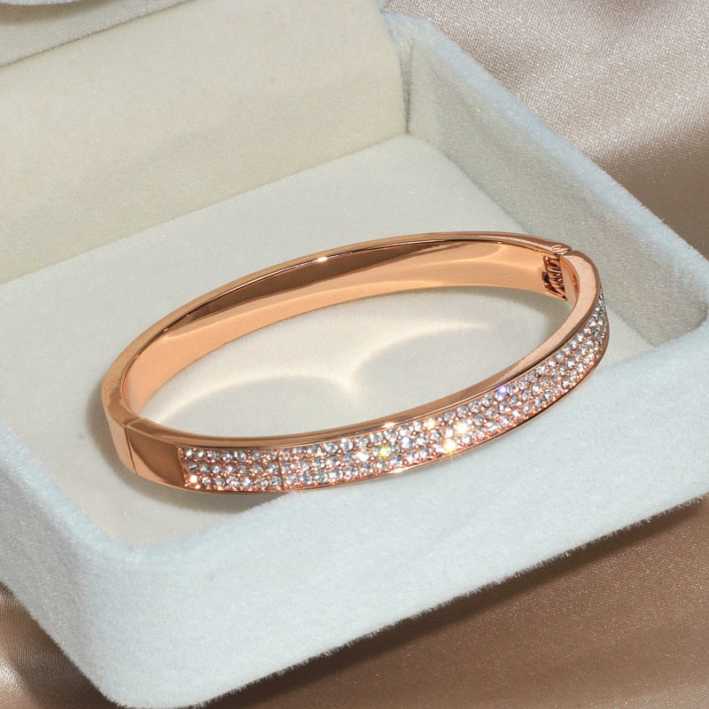 Exquisite classic-style rose gold plating and zinc alloy accents make this crystal cuff bangle a timeless wardrobe essential for women. Its fashionable design promises to remain a beloved favorite for years to come!