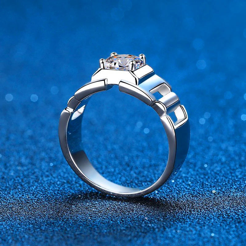 This men's ring features a 1 carat Moissanite stone set in 14K white gold plated sterling silver, perfect for an engagement or wedding. It comes with a box for safekeeping and gifting.