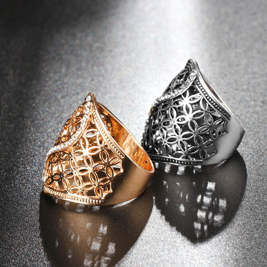 Discover this classic ring design with a surface width of 28MM, crafted for fashionable and stylish women. Its oval shape and pattern make for a stunning look, plus it provides the perfect function as a ring. Get yours today!