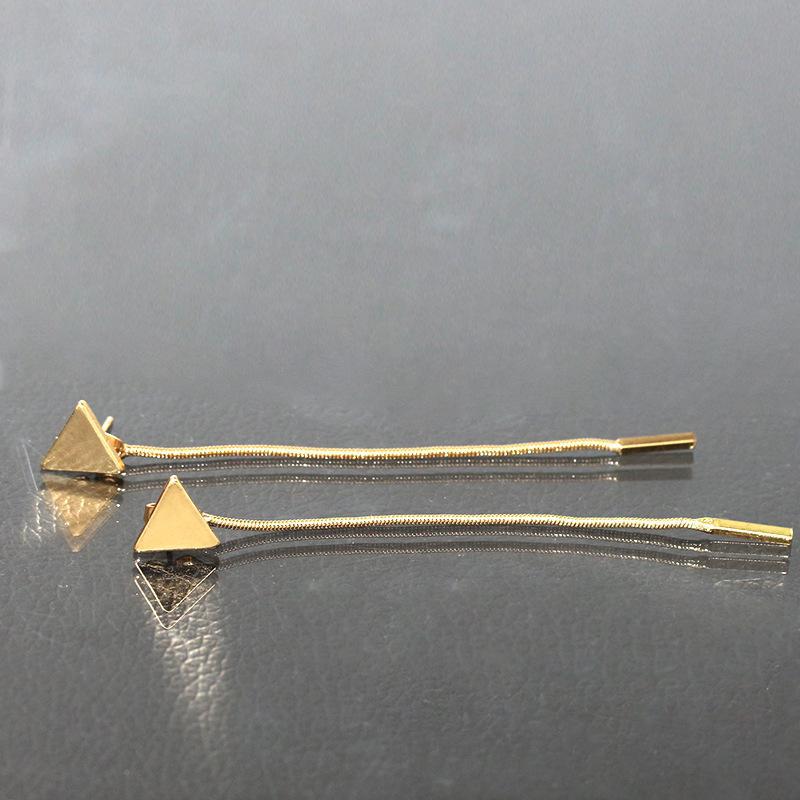 Explore the intricate details of these 7.5CM Triangle Chain Earrings! Boasting a beautiful bohemian-style design, this story-telling jewellery is crafted from exquisite metal alloy and shaped into a unique geometric pattern. A luxurious addition to any wardrobe, these fashionable drop earrings make the perfect statement piece.