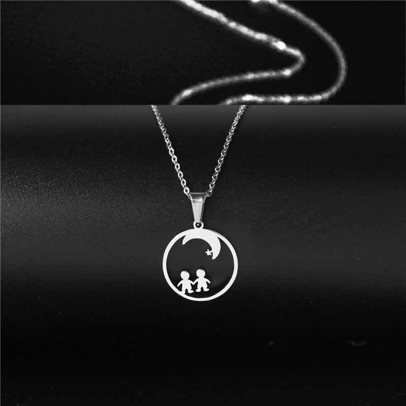 Enjoy the stylish, modern look of this stainless steel Long Chain Small Lightning Pendant Necklace! It's perfect for both men and women, and features a unique lightning modeling. The hardwearing link chain ensures long-lasting performance.