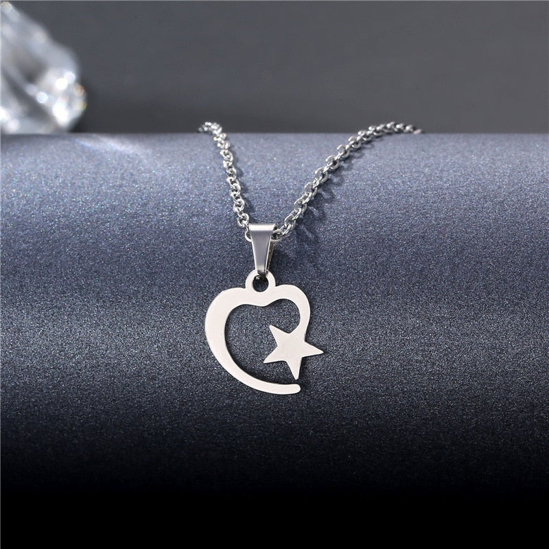 Enjoy the stylish, modern look of this stainless steel Long Chain Small Lightning Pendant Necklace! It's perfect for both men and women, and features a unique lightning modeling. The hardwearing link chain ensures long-lasting performance.