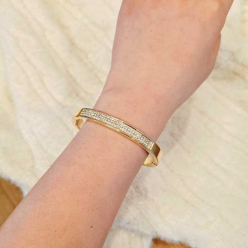 Exquisite classic-style rose gold plating and zinc alloy accents make this crystal cuff bangle a timeless wardrobe essential for women. Its fashionable design promises to remain a beloved favorite for years to come!