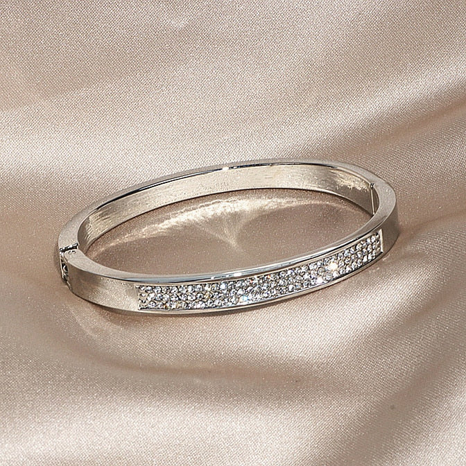 Exquisite classic-style rose gold plating and zinc alloy accents make this crystal cuff bangle a timeless wardrobe essential for women. Its fashionable design promises to remain a beloved favorite for years to come!