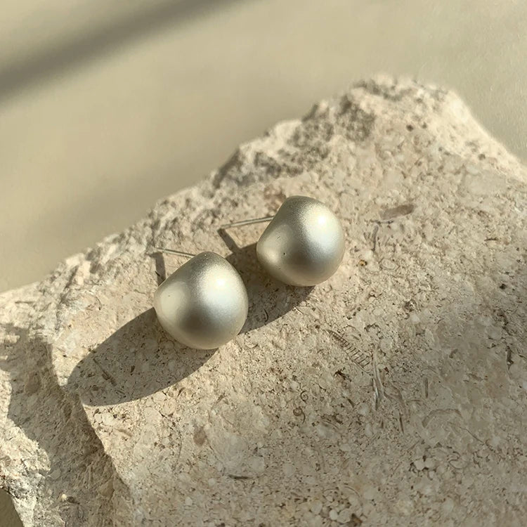 Discover the latest trend in women's fashion jewelry accessories with the 2023 collection of European and American minimalist matte brushed metal drop-shaped earrings. These exquisite earrings are designed to add a touch of elegance to any outfit, making them a must-have for fashion-forward women.
