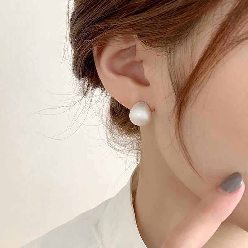 Discover the latest trend in women's fashion jewelry accessories with the 2023 collection of European and American minimalist matte brushed metal drop-shaped earrings. These exquisite earrings are designed to add a touch of elegance to any outfit, making them a must-have for fashion-forward women.