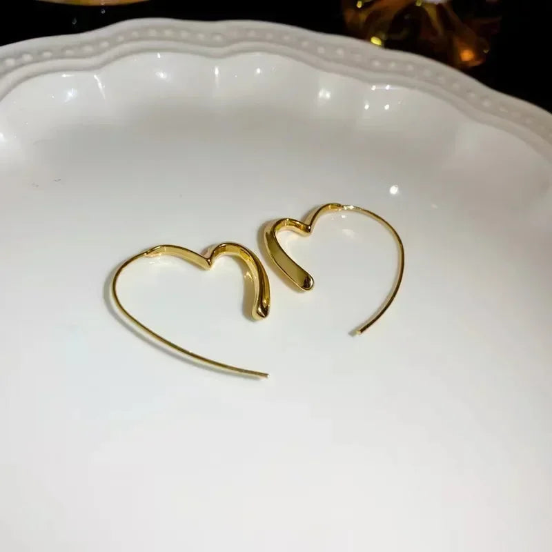 The latest fashion trend of these stunning Zircon Leaf Earrings, featuring a unique and elegant design. Perfect for weddings, parties, or as a premium gift for women who appreciate exquisite jewelry.