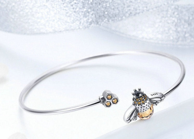 Stunningly crafted with exquisite 925 sterling silver, this Trendy Bee Bangle sparkles with beautiful Zircon stones! With a diameter of 6.5cm, this delightful piece is perfect for stylish women of any age! Look and feel your best wearing this exquisite piece of jewelry!