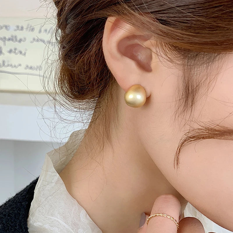 Discover the latest trend in women's fashion jewelry accessories with the 2023 collection of European and American minimalist matte brushed metal drop-shaped earrings. These exquisite earrings are designed to add a touch of elegance to any outfit, making them a must-have for fashion-forward women.