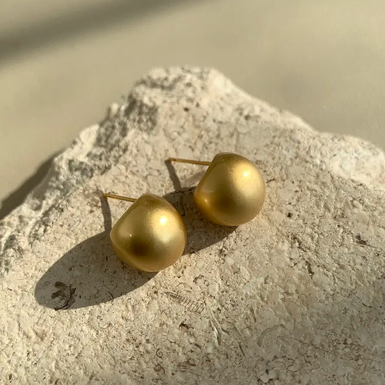 Discover the latest trend in women's fashion jewelry accessories with the 2023 collection of European and American minimalist matte brushed metal drop-shaped earrings. These exquisite earrings are designed to add a touch of elegance to any outfit, making them a must-have for fashion-forward women.