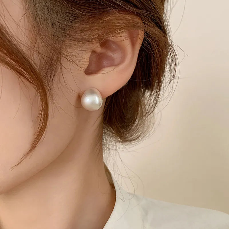 Discover the latest trend in women's fashion jewelry accessories with the 2023 collection of European and American minimalist matte brushed metal drop-shaped earrings. These exquisite earrings are designed to add a touch of elegance to any outfit, making them a must-have for fashion-forward women.