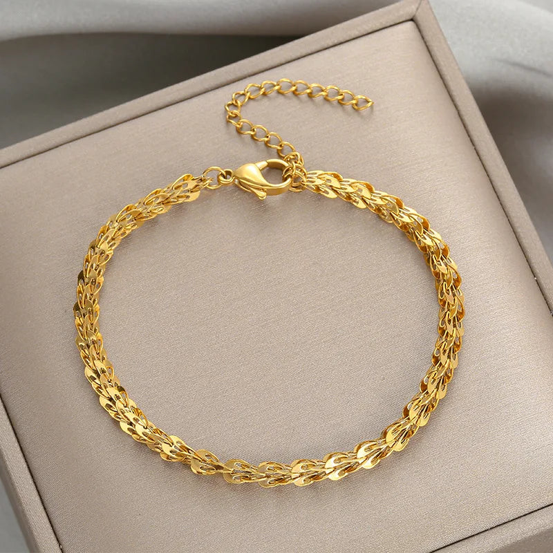  A stylish and elegant choice, this fashion link chain bangle bracelet is crafted from 316L stainless steel. The bracelet showcases a beautiful gold color, adding a touch of sophistication to any outfit. It makes for a thoughtful gift for girls who appreciate fine jewelry.