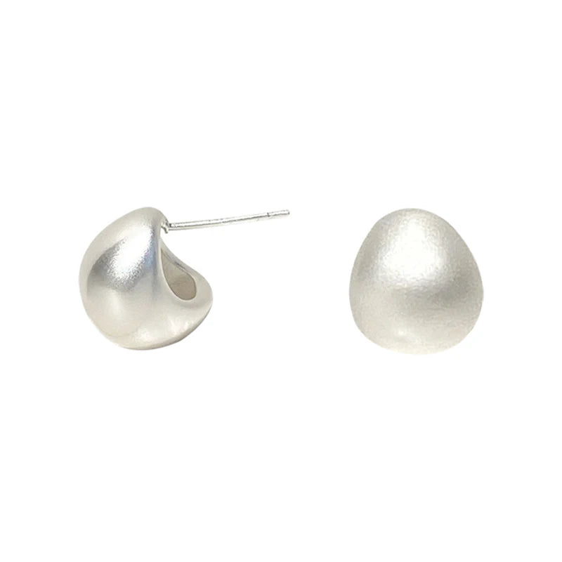 Discover the latest trend in women's fashion jewelry accessories with the 2023 collection of European and American minimalist matte brushed metal drop-shaped earrings. These exquisite earrings are designed to add a touch of elegance to any outfit, making them a must-have for fashion-forward women.