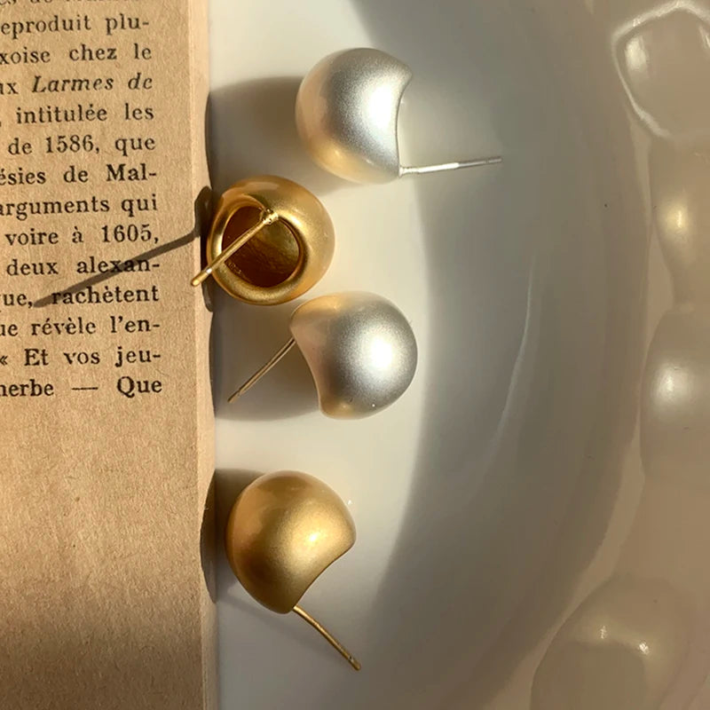 Discover the latest trend in women's fashion jewelry accessories with the 2023 collection of European and American minimalist matte brushed metal drop-shaped earrings. These exquisite earrings are designed to add a touch of elegance to any outfit, making them a must-have for fashion-forward women.