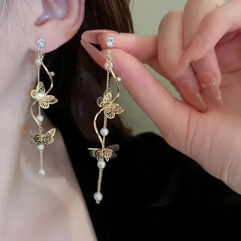 The latest fashion trend of these stunning Zircon Leaf Earrings, featuring a unique and elegant design. Perfect for weddings, parties, or as a premium gift for women who appreciate exquisite jewelry.